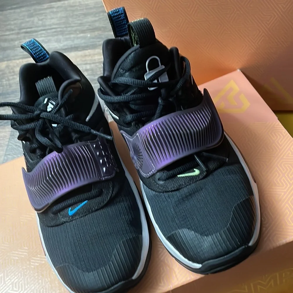 Nike Freak GS 3 EUC Size 7 Youth. Runs a little big like a women’s size 8/12